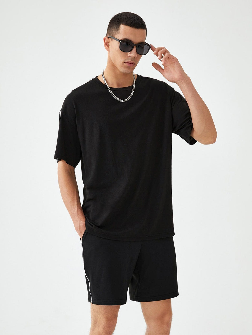 Love God. Store Men Two-piece Outfits Men 1pc Contrast Piping Drop Shoulder Tee 1pc Shorts price